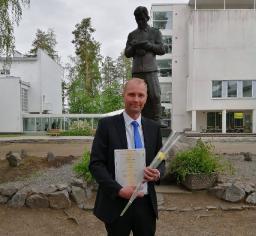 Haastattelussa maajoukkueen p&auml;&auml;valmentaja Aleksi Peltonen