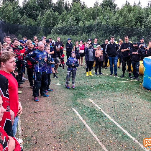 Pelaajia seuraamassa ykk&ouml;sdivisioonan palkintojenjakoa