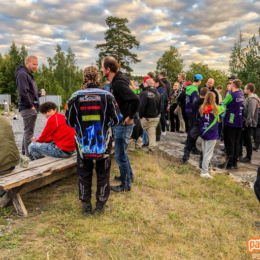 Pelaajia odottelemassa palkintojenjaon alkua