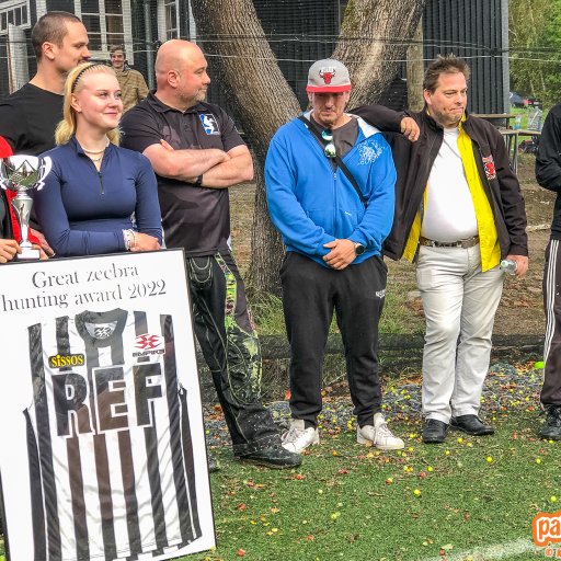 SPBL:n tuomariryhmä jakamassa Great zeebra hunting awardia